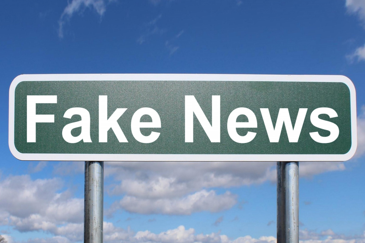 Street sign saying 'Fake News'